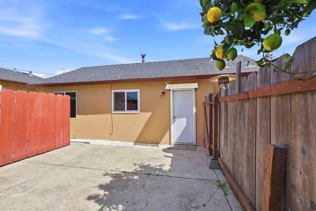 Building Photo - Adorable 2BR Property with Yard