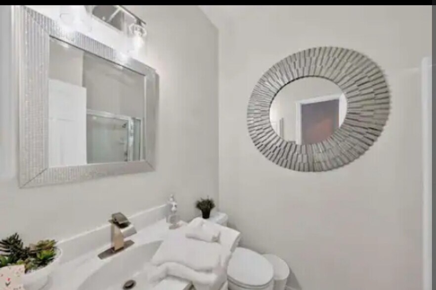 Building Photo - 1007 Vancouver Dr