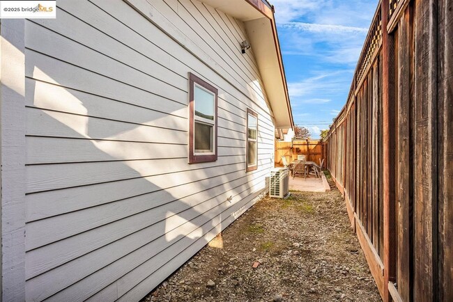 Building Photo - 507 Maple St