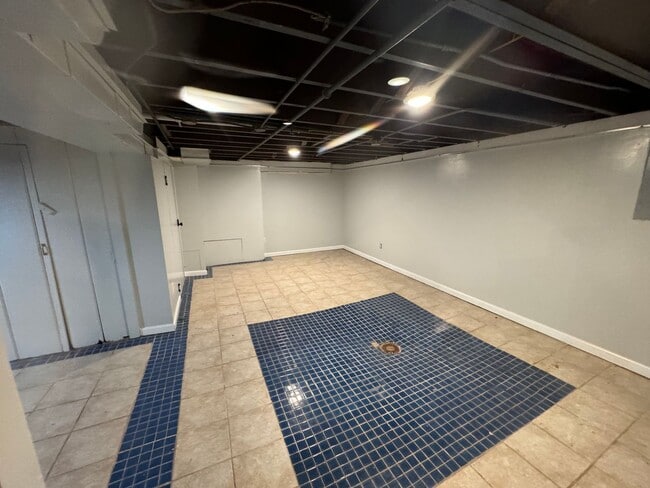 Building Photo - 3 bedroom, 2 bath House with 2 car detache...