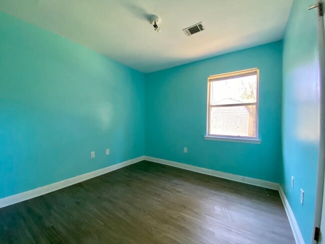 Building Photo - 980 White Cir