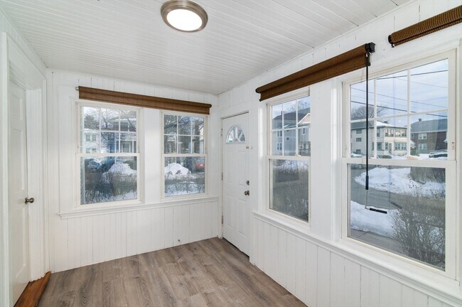 Building Photo - 152 Willow St