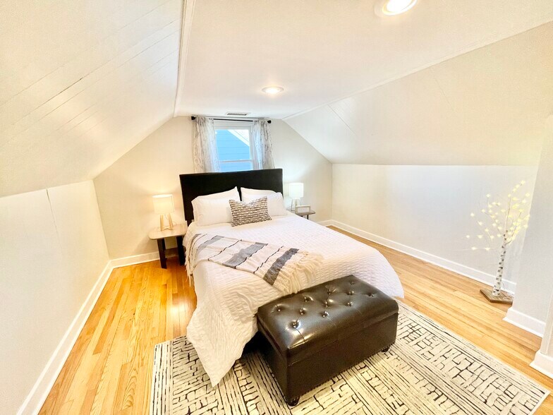 Building Photo - 1325 Willow Dr