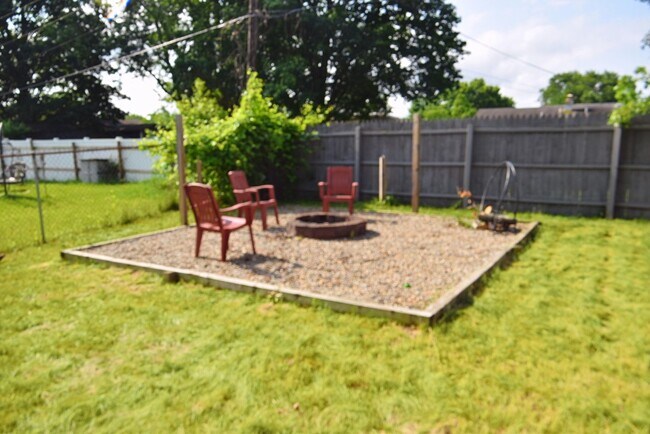 Building Photo - Northside Ranch style home near the riverwalk