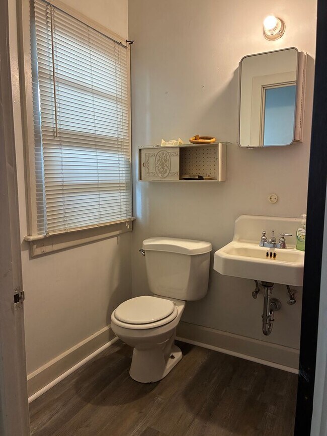 Building Photo - One Bedroom, One Bath 2nd Fl Apartment