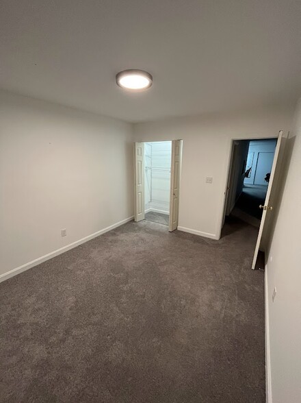 Building Photo - 10 Crescent Dr