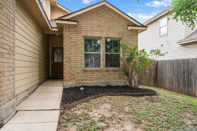 Building Photo - 4 bedroom, 2 1/2 bath located in Lakeview ...