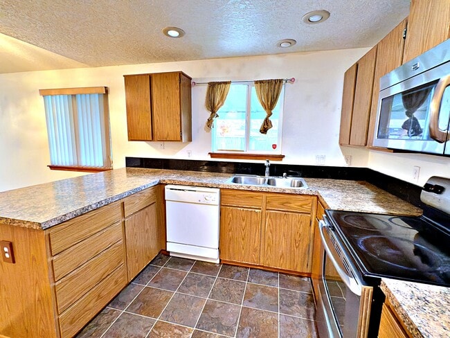 Building Photo - 9834 SE Clinton St