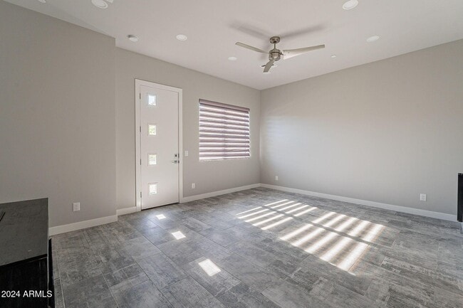 Building Photo - 2645 E Osborn Rd