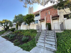 Building Photo - MOVE-IN READY, upgraded 4+3 w/double en-su...