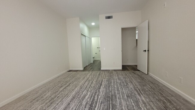Building Photo - River Colony townhome - centrally located