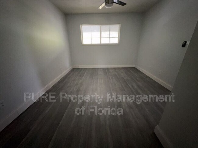 Building Photo - 454 Fairways Cir