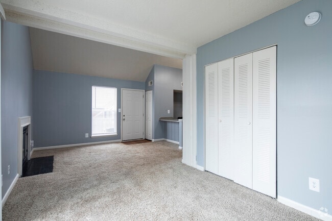 1BR, 2BA - 675SF - Governors House