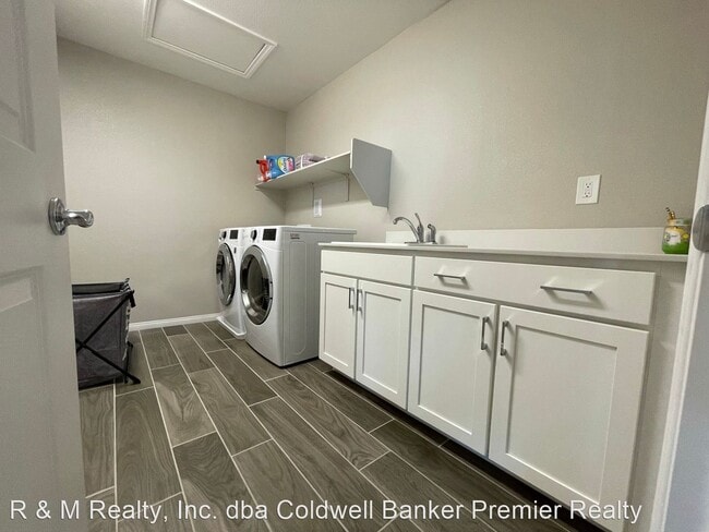 Building Photo - 12483 Point Sierra St