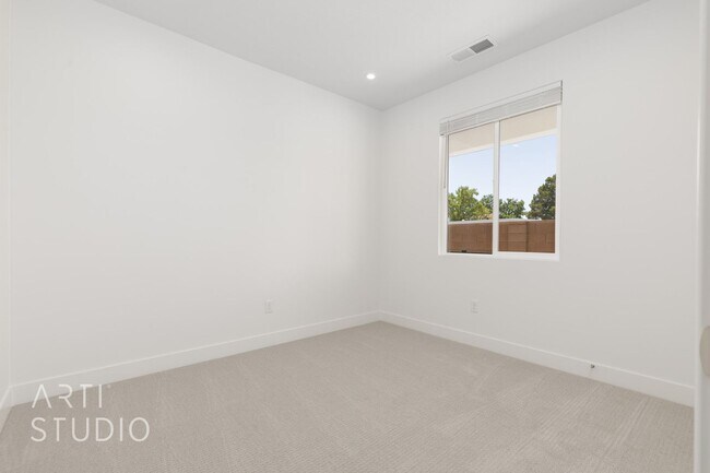 Building Photo - Brand New 3 Bed / 2 Bath Duplex – Modern L...
