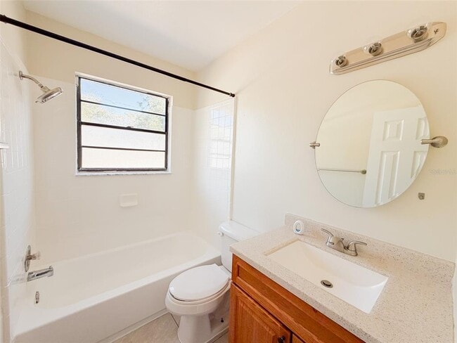 Building Photo - 2017 N Kelley Ave