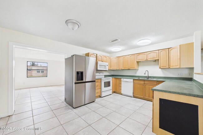 Building Photo - 4339 Plompton Dr