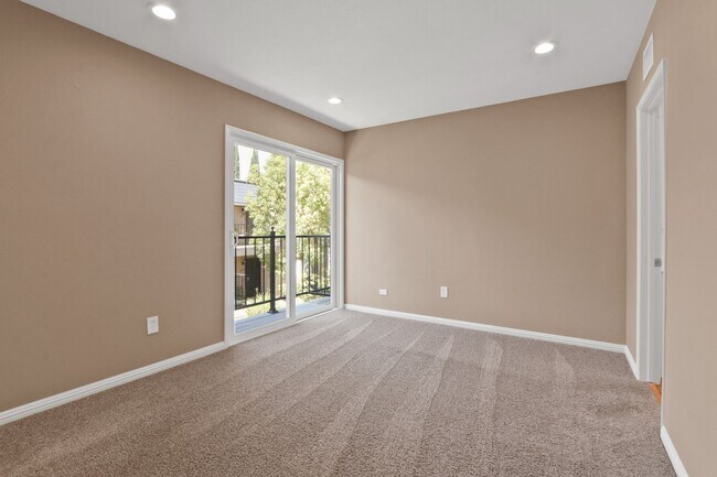Building Photo - Recently Renovated Multi-Level Condo