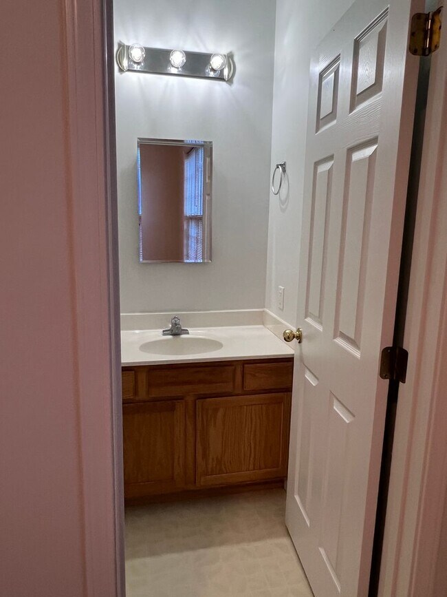 Building Photo - 35 Spicewood Rd