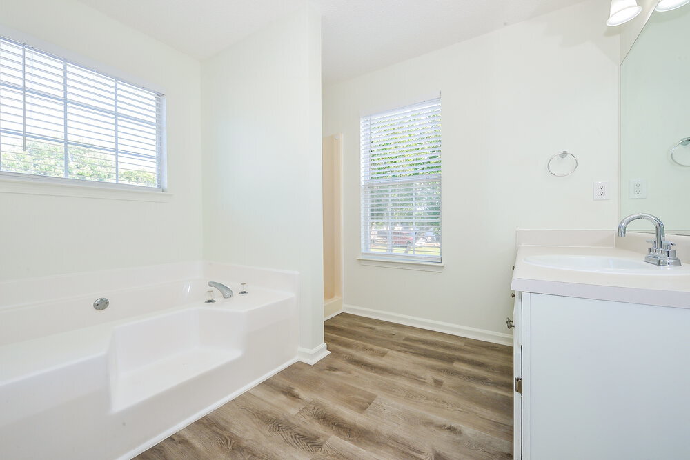 Building Photo - 709 Village Overlook