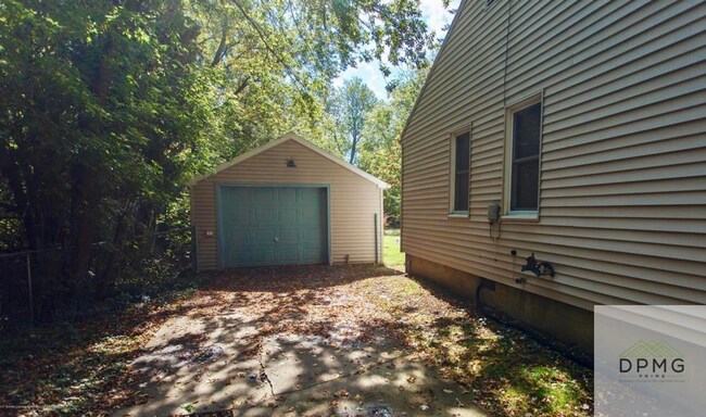 Building Photo - 621 W Hodge Ave