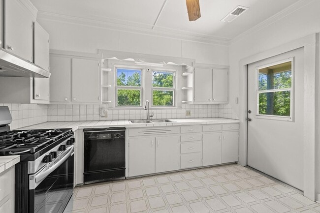 Building Photo - 701 1/2 S Walnut Street Unit