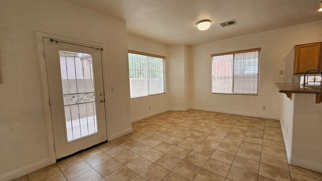 Building Photo - GORGEOUS HOME NEAR BLUE DIAMOND & DECATUR!!!!