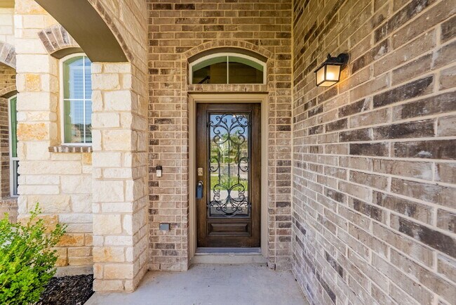 Building Photo - Spacious 5-Bedroom Rental on Oversized Cor...