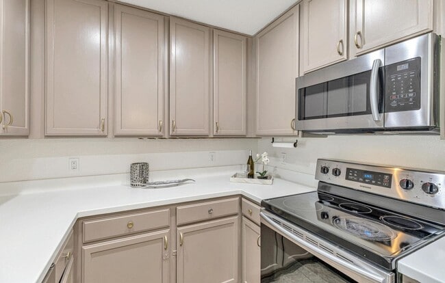 Building Photo - Beautifully Updated 2-Bed, 2-Bath Condo in...