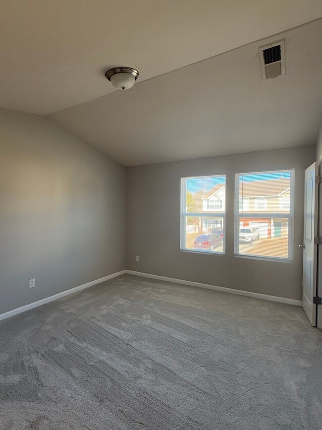 Building Photo - Gorgeous Two bedroom, 2.5 bath townhome in...