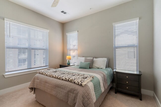 Building Photo - The Grove 2/2 Furnished
