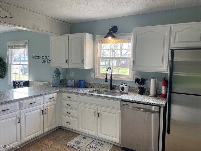 Building Photo - 2542 W 8th St