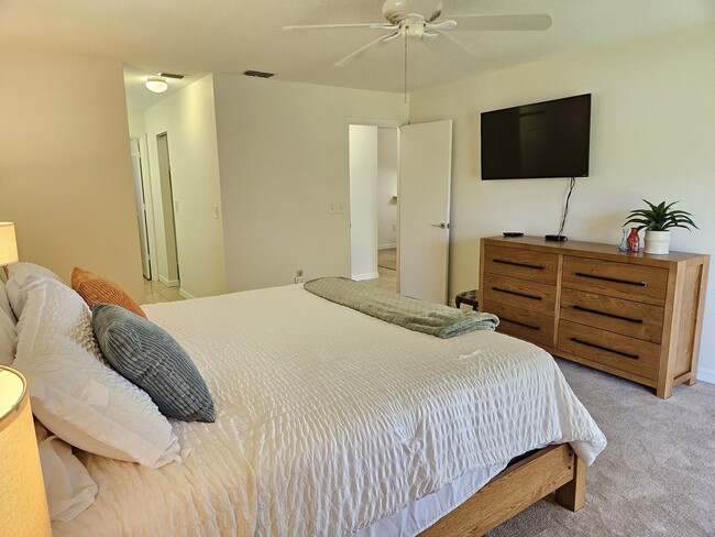 Building Photo - Seasonal Short-Term 2 Bedroom 2 Bathroom 2nd Floor Condo in Estancias of Capri Isles!