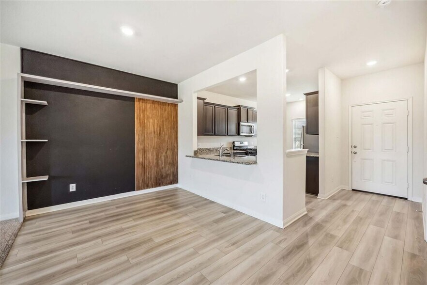 Building Photo - 425 Elaine Vly Dr