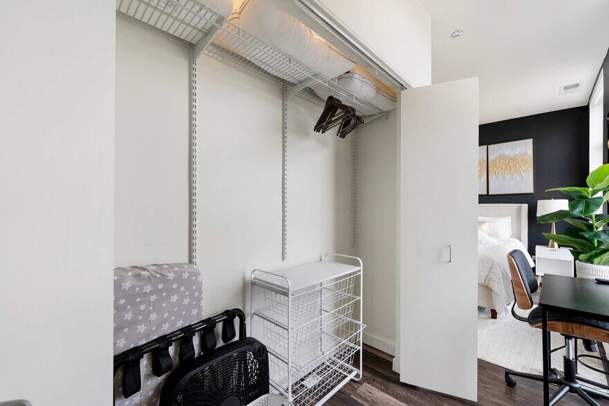 Building Photo - 1122 W Chicago Ave