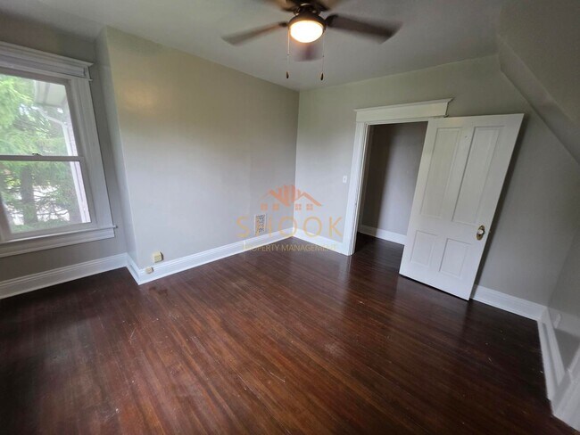 Building Photo - Well-Maintained Historic 4 BR Home Close to Campus! Lawn Mowing Included!