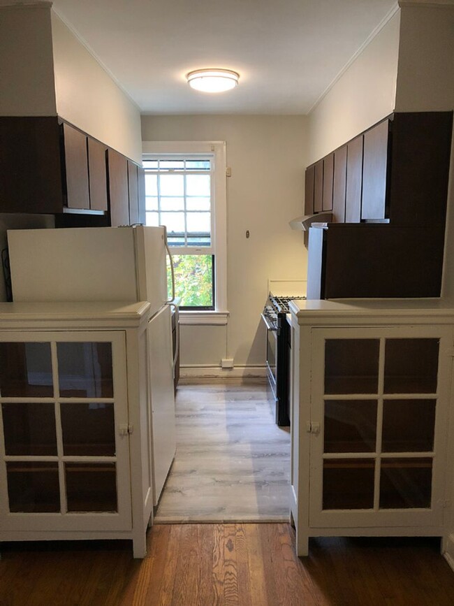 Building Photo - One Bedroom In Shadyside