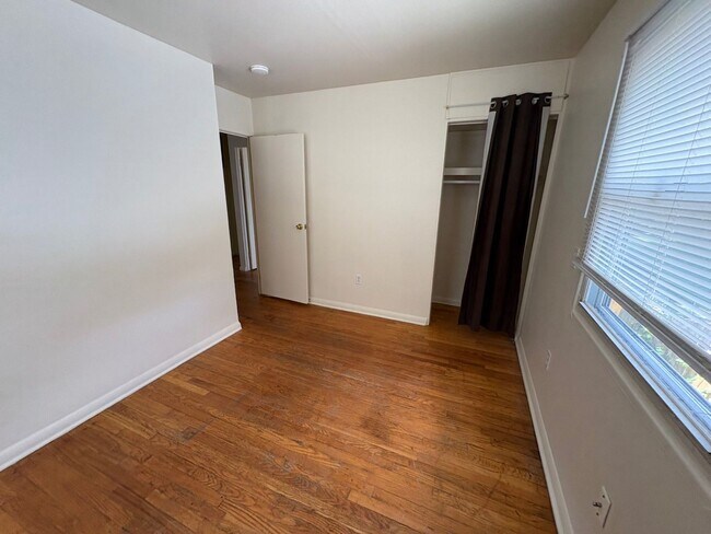 Building Photo - Charming 3-bedroom, 1.5-bath home in Dayton