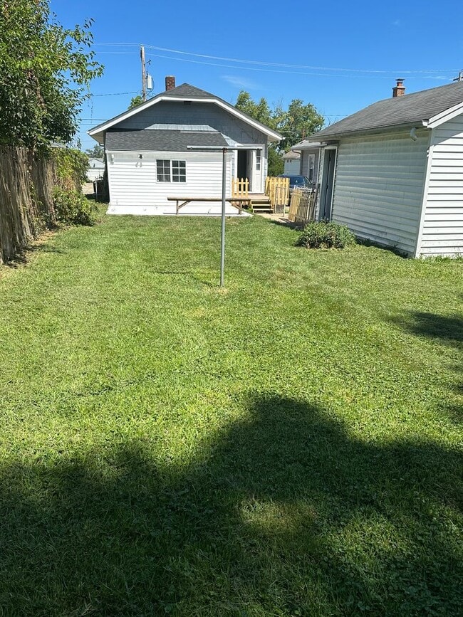 Building Photo - BEAUTIFUL 2 BEDROOM 1 BATH NEWLY REMODELED-- PRIME LOCATION!!!