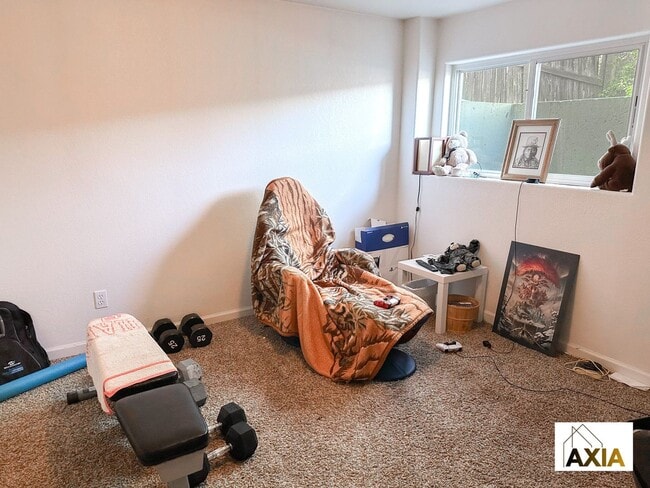 Building Photo - Spacious Home Right on the Park!