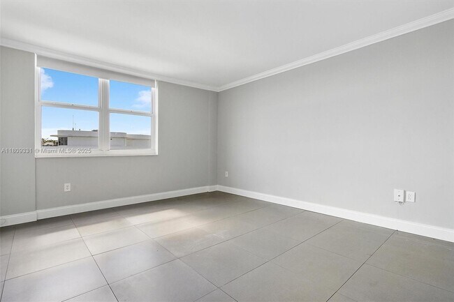 Building Photo - 10350 W Bay Harbor Dr