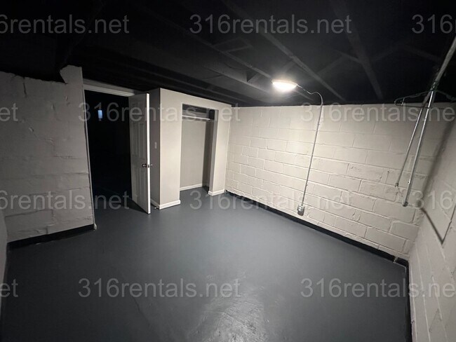 Building Photo - $875 - 3 bed 1 bath - Beautiful apartment ...