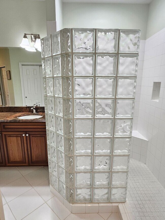 Building Photo - Annual Furnished or Unfurnished 3 Bedroom 2 Bathroom Second Floor Condo in Venetian Golf & River ...