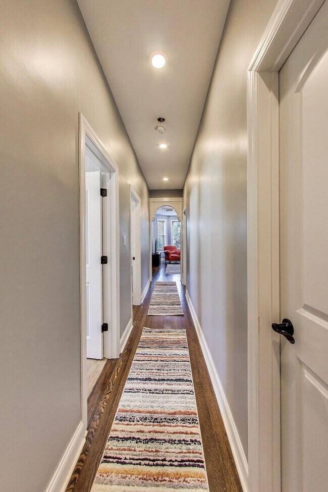 Building Photo - 1506 W Thome Ave