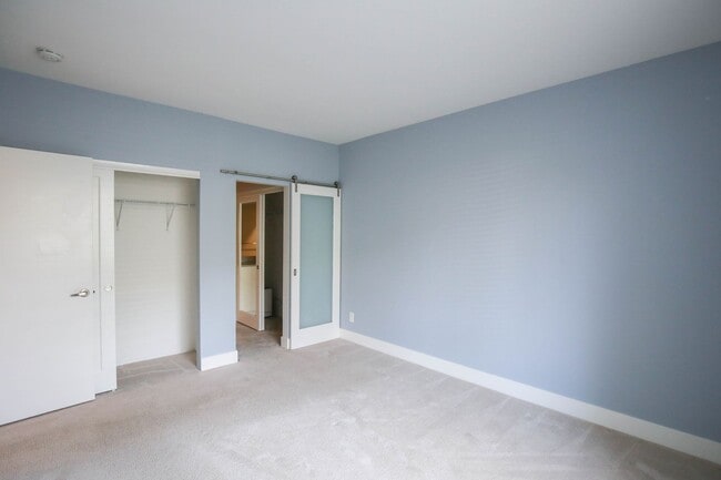 Building Photo - Modern and Clean 2 Bed 2 Bath Condo in Ric...