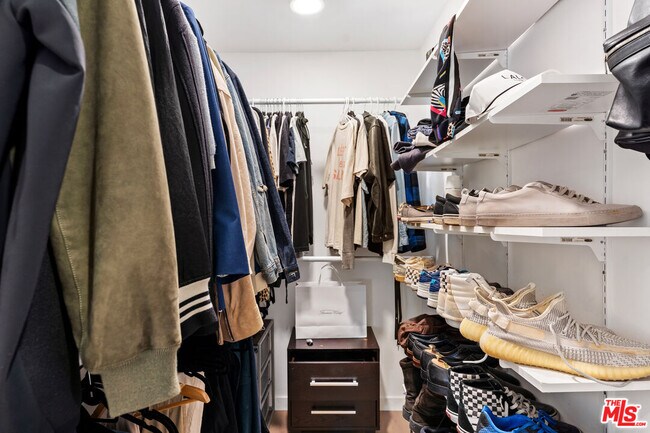 Building Photo - 502 N Sweetzer Ave