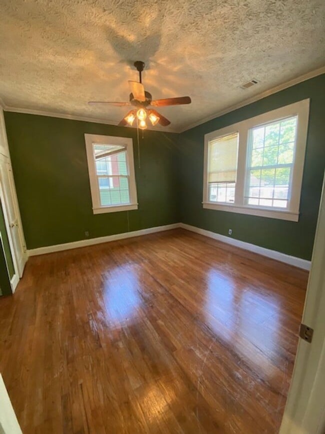 Building Photo - Cozy Living in Columbus
