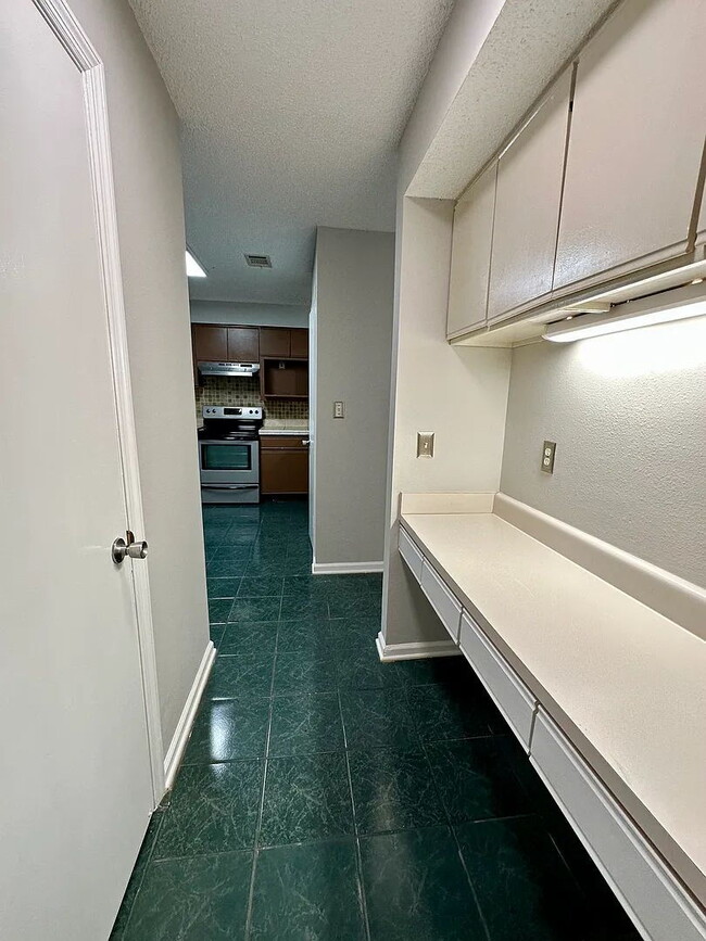 Building Photo - "Two story, 2 bedroom / 2.5 bathroom townhome near Hilaman Golf Course available for August move-...