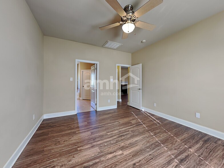 Building Photo - 220 Ash Dr