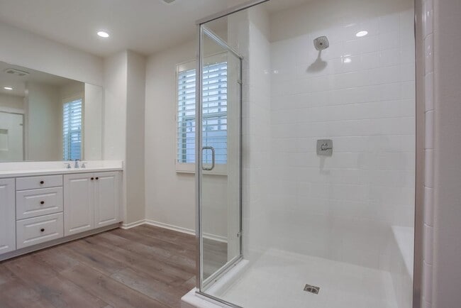 Building Photo - 5 Bedroom Home in Rancho Tesoro!